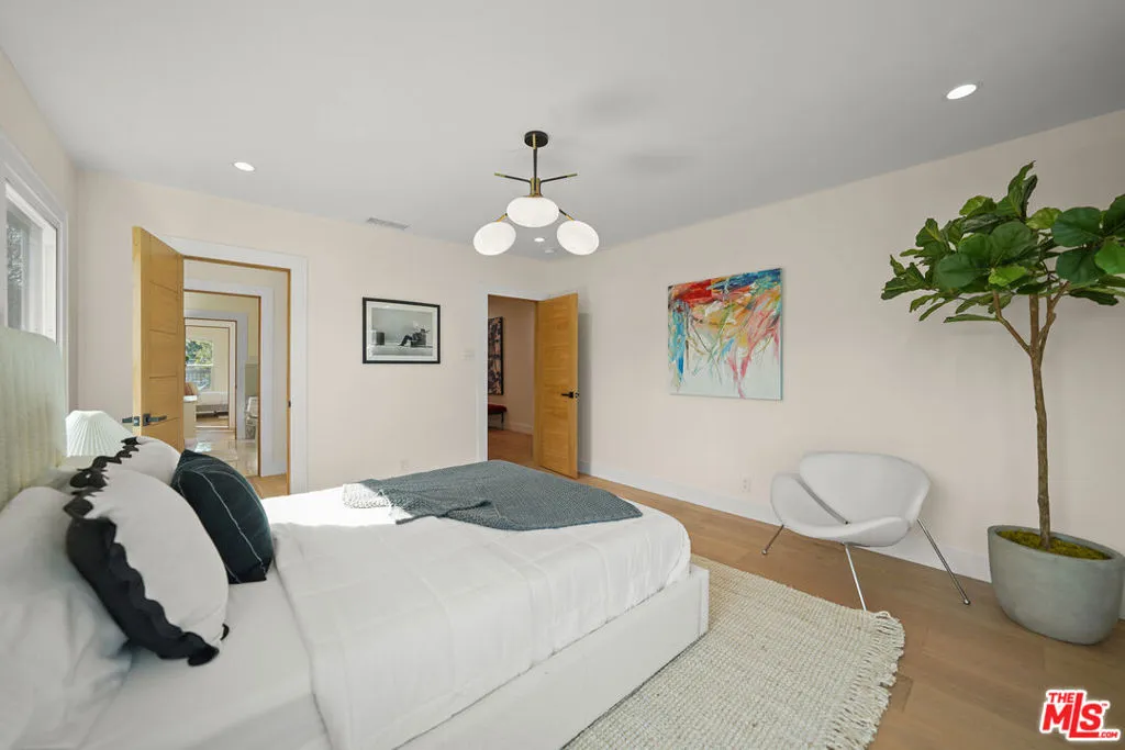 665 S Mccadden Place, Los Angeles, California 90005 home-pic-31